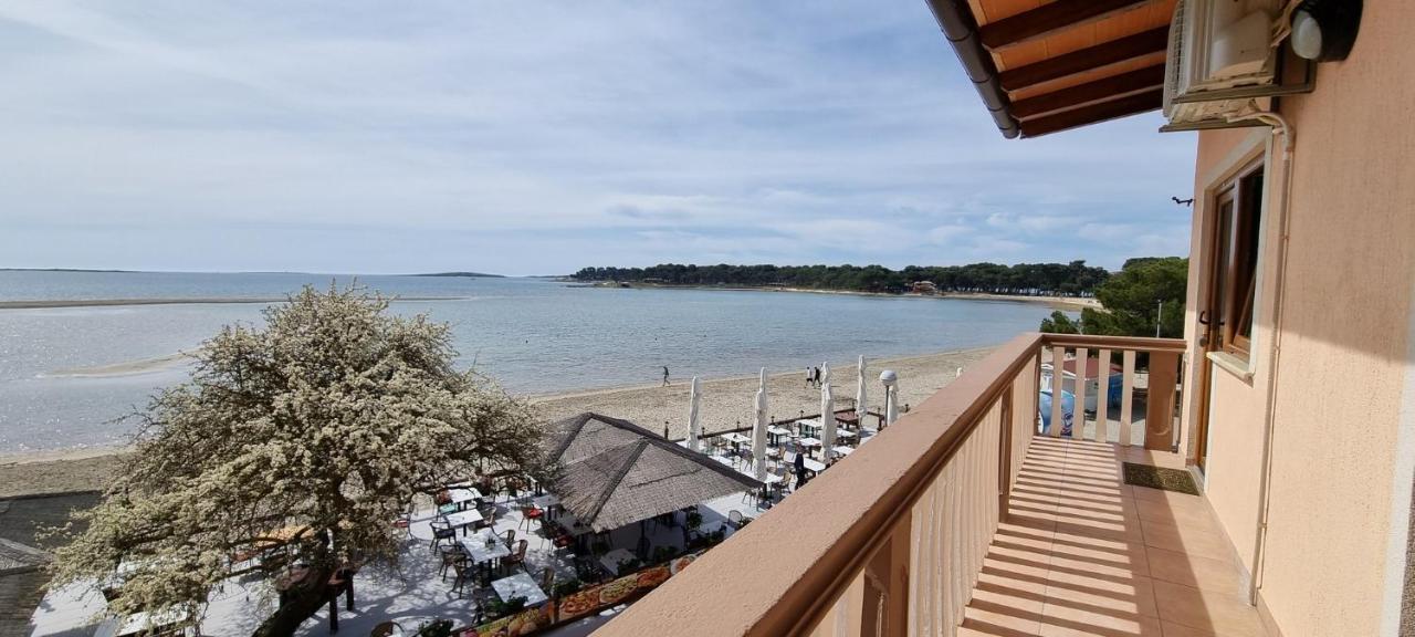 Apartments Mark - 10 M From Sea Medulin Bagian luar foto