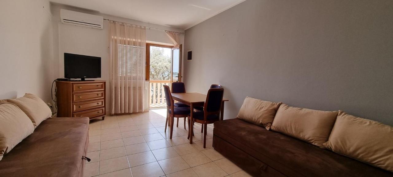 Apartments Mark - 10 M From Sea Medulin Bagian luar foto